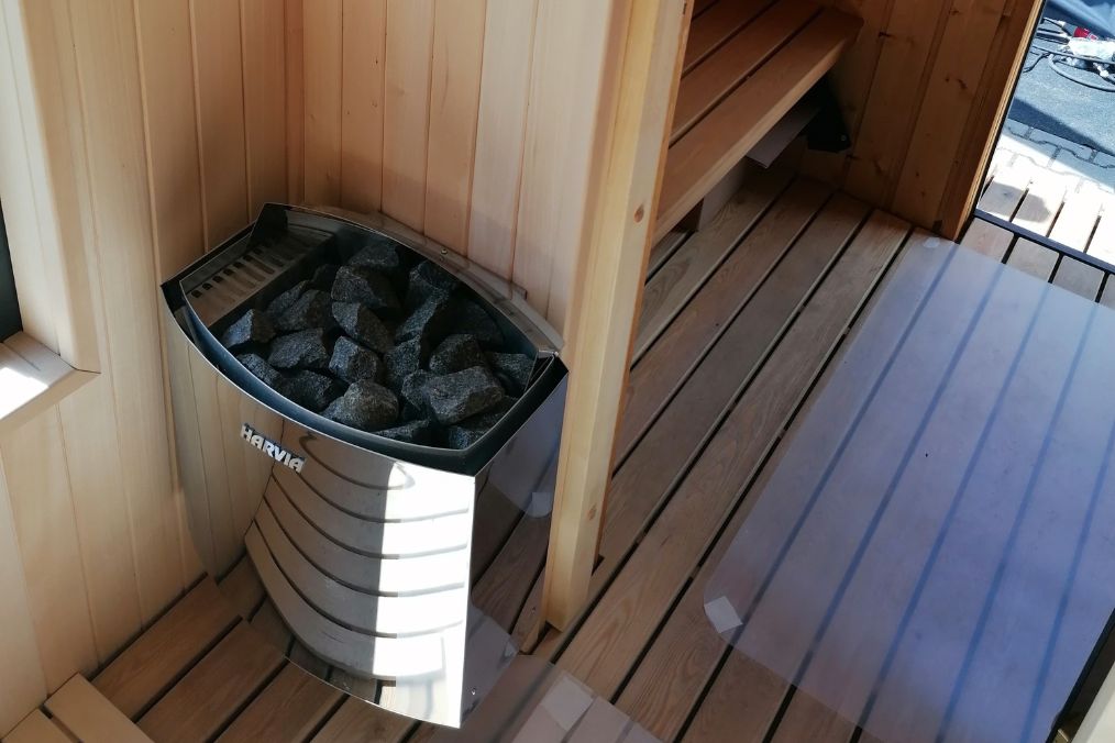 wnętrze drewnianej sauny na wynajem